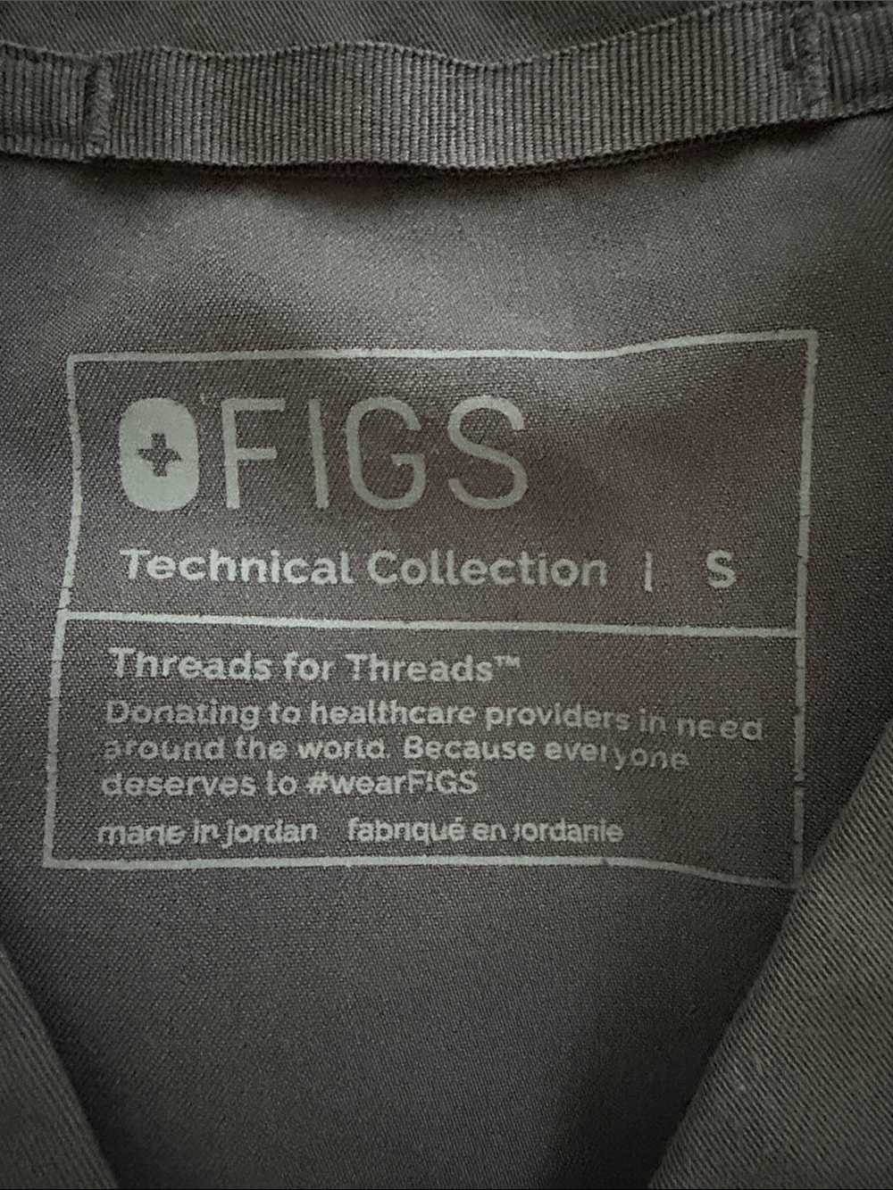 Figs Women's V-Neck Scrub Top & Pant Set in Charcoal Gray - Picture 2 of 5
